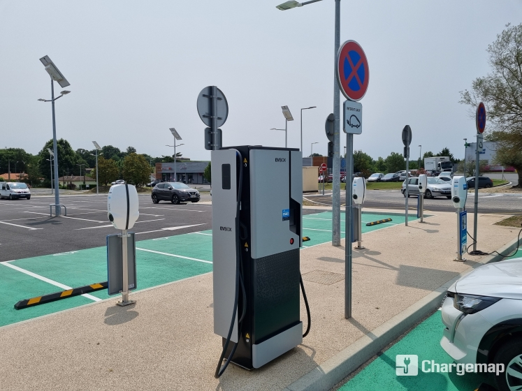 新能源時(shí)代電動(dòng)汽車充電樁的關(guān)鍵角色